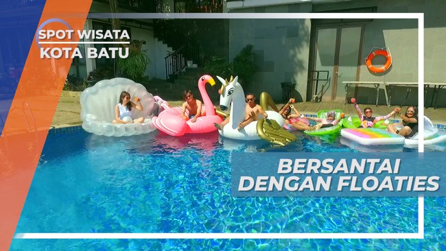 Menikmati Segarnya Udara Kota Batu Dengan Bermain Floaties di Kolam Renang Hotel