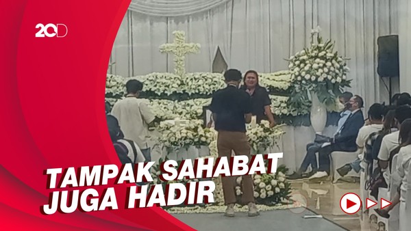 Ayah Gaga Muhammad Hadiri Prosesi Tutup Peti Laura Anna