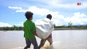 Kuli Panggul Mendulang Dolar di Kali Malibaka