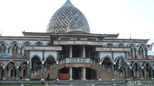 Megah, Masjid Al-Aqsha di Ujung Timur Indonesia