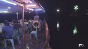 Cafe Bandong Suguhkan Sensasi Kuliner di Atas Sungai Sekayam