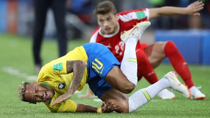 Ngakak! Ada Lomba Guling-guling ala Neymar