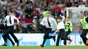 Tuntutan Penyusup Nekat di Final Piala Dunia Terungkap