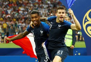 Kelakuan Lucu Lucas Hernandez Rayakan Trofi Piala Dunia