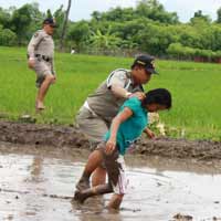 Tertangkap Mesum, PSK Sembunyi di Sawah