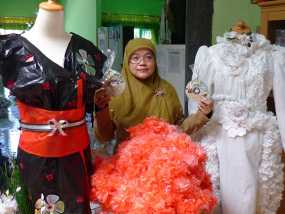 Menyulap Kantong  Sampah Bekas Menjadi Gaun Pengantin