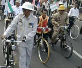 Penggemar sepeda onthel berfoto bersama di depan bangunan kota