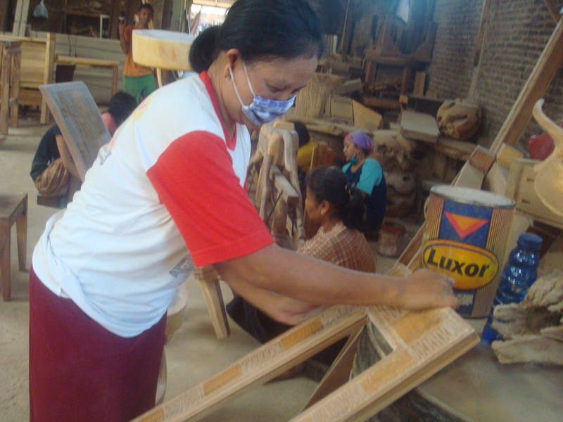 Emansipasi Wanita di Sentra Industri Patung dan Ukir 