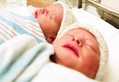 Bayi Kembar Lebih Bagus Dilahirkan Secara Normal