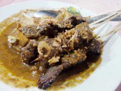 Gurih gurih Sedap Sate Kuah Kacang Pak Memeng 