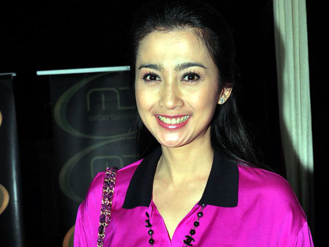 Aneh DessyRatnasari, Artis Indonesia Paling Dicari!