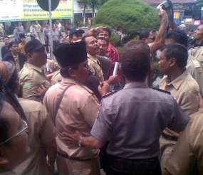 Demo Perangkat Desa di Pemkab Pasuruan Diwarnai Ketegangan