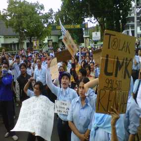 Buruh Demo, Kawasan Industri Ejip Cikarang Lumpuh