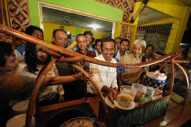 Yummy Dahlan Iskan Makan Soto Kudus