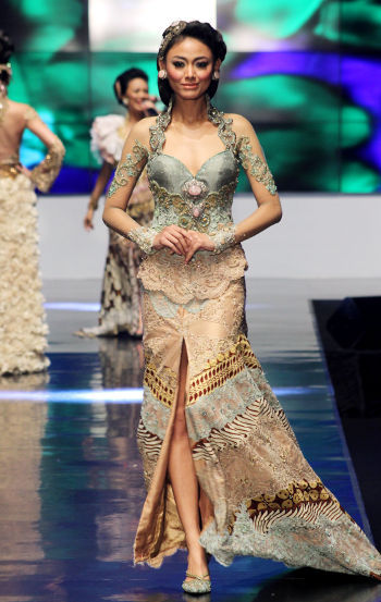 9 Karya Terbaru Anne Avantie di Indonesia Fashion Week 