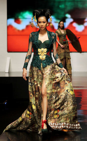 9 Karya Terbaru Anne Avantie di Indonesia Fashion Week 