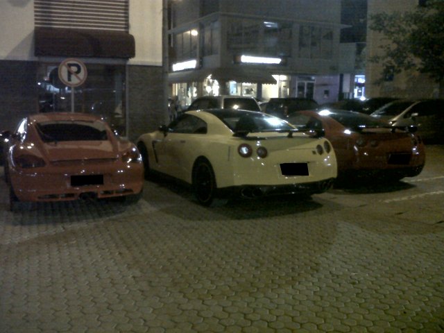 860+ Gambar Mobil Mewah Parkir HD