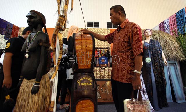 Patung Ukiran Papua Curi Perhatian Warga Jakarta