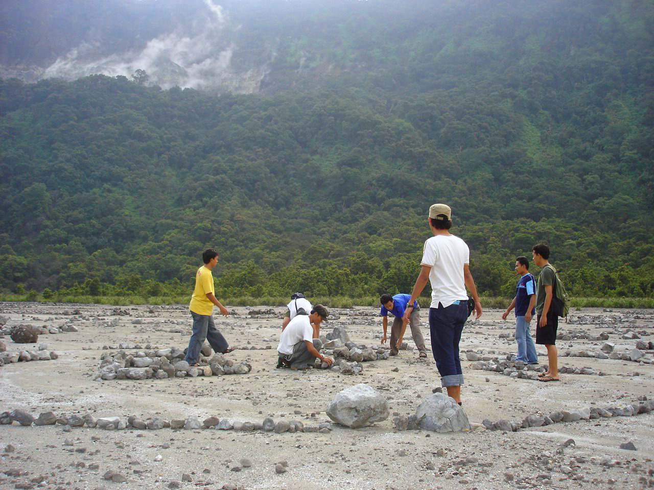 Kreasi Menyusun Batu, Hanya di Pelataran Kawah Upas Kreasi Menyusun Batu, Hanya di Pelataran Kawah Upas