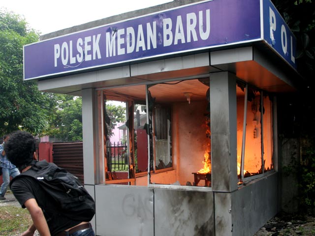 Demo di Medan Rusuh, Pos Polisi Dibakar