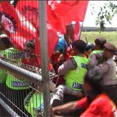 Demo Buruh Di Kantor Disnaker Sidoarjo Bentrok Dengan Polisi