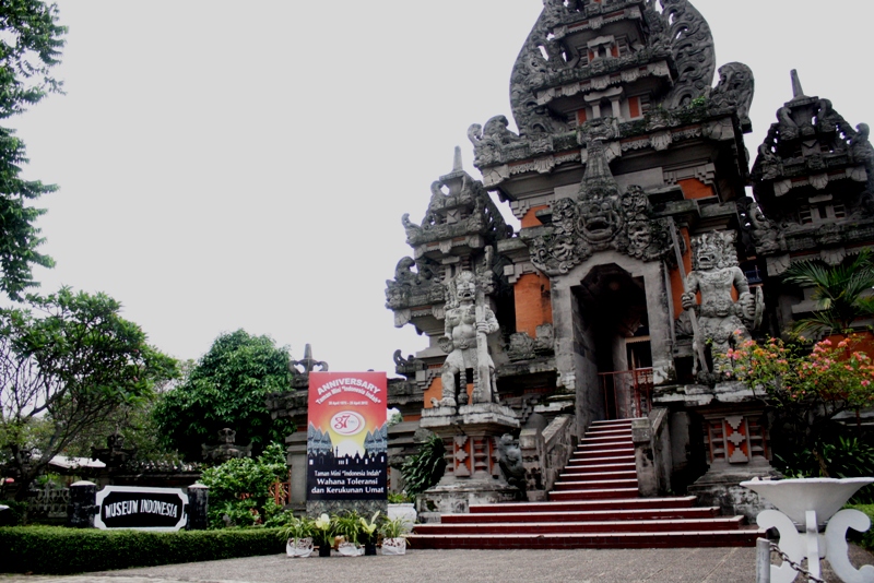 Unik Pohon Raksasa Berukiran Cantik Di Museum Indonesia