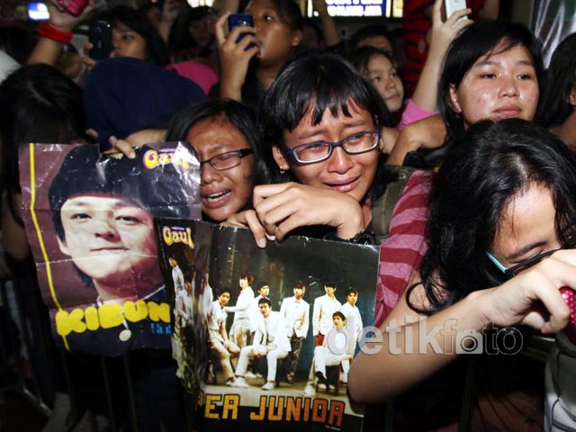 Gagal Bertemu Idola, Fans SuJu Menangis