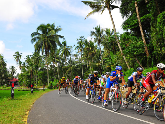 Bukan Balap  Sepeda  Biasa  di Tour de Singkarak 2012