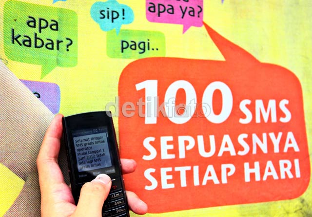 warga menunjukkan SMS yang berbunyi 'Selamat tinggal SMS gratis lintas...