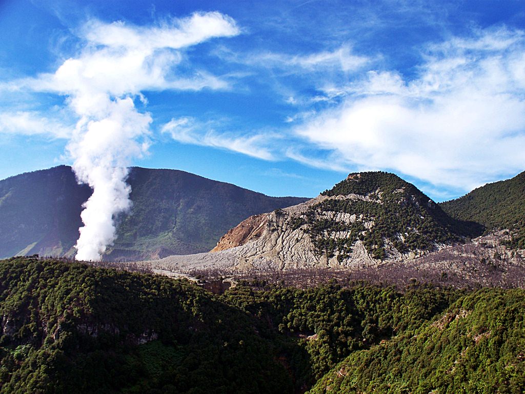 Pemandangan Indah Tersaji Di Gunung Papandayan