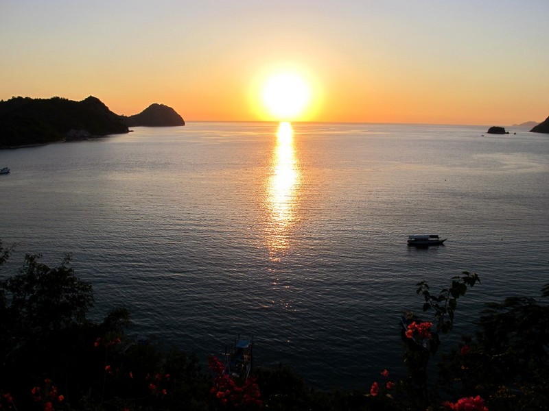 Senja Romantis Berselimut Jingga di Flores