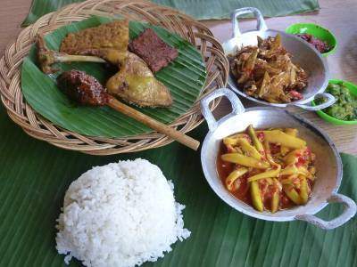 Wuih Sedapnya, Kering Jengkol Plus Gepuk Beralas Daun Pisang