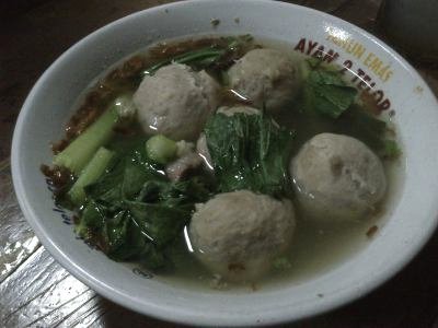 Aih, Sedapnya Semangkuk Bakso Hangat Plus Segelas Es 