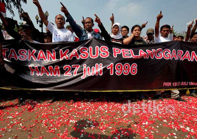 16 Tahun 'Kudatuli', Massa Demo Di Istana