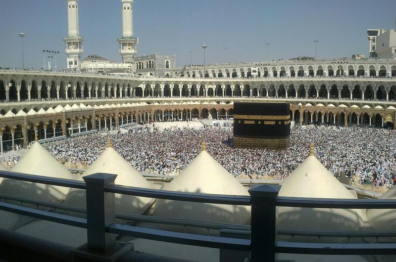 Bersujud di Masjid Terbesar di Dunia