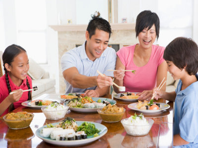 Gambar Orang Makan Orang Makan Semeja Bersama Keluarga Bikin Anak Lebih Proaktif