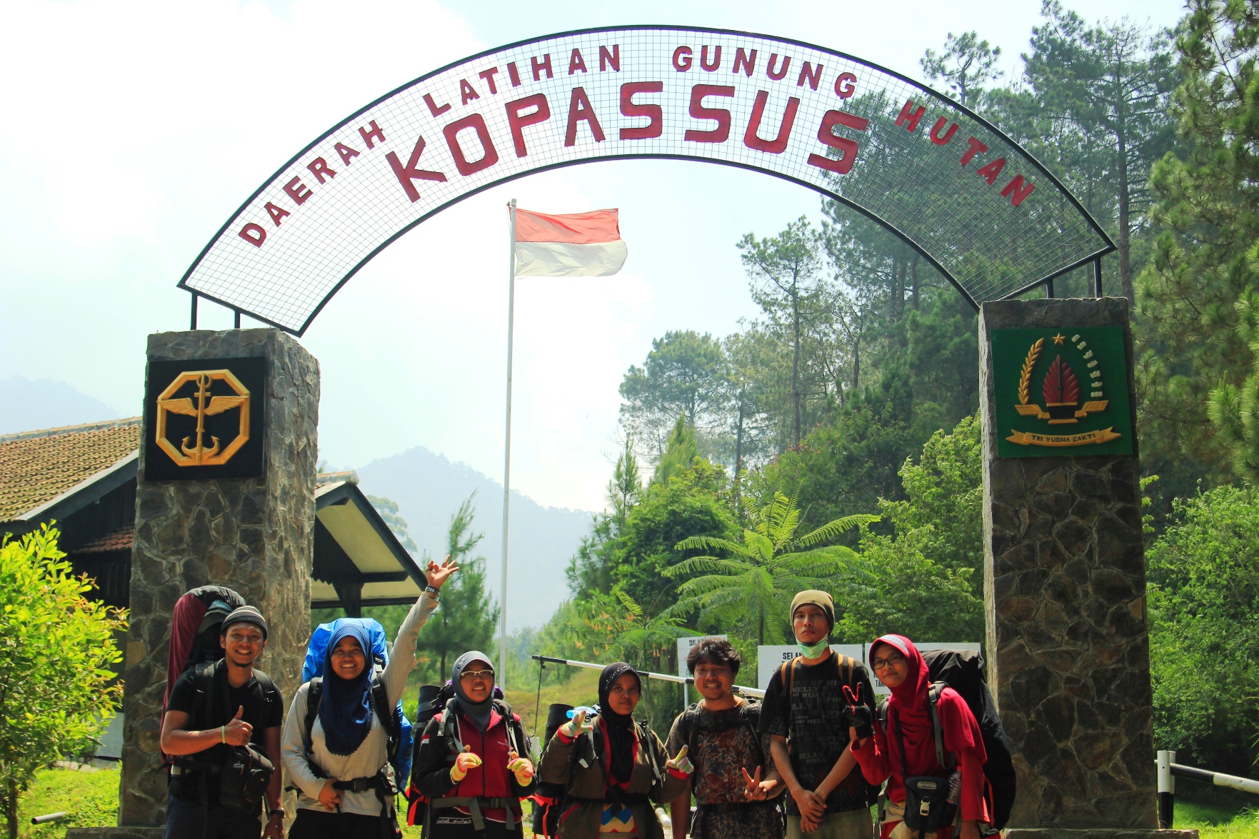  92 Gambar Hut Ri Bendera Di  Atas Gunung  Karikatur Karitur