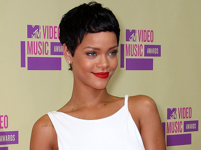 Rambut Cepak Rihanna di MTV VMA 2012