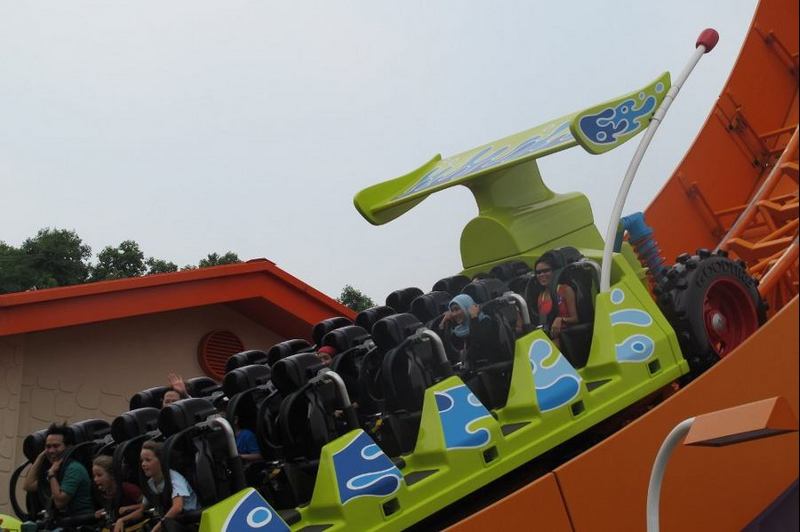  Mobil  Balap  Pemacu Adrenalin di  Hong Kong Disneyland