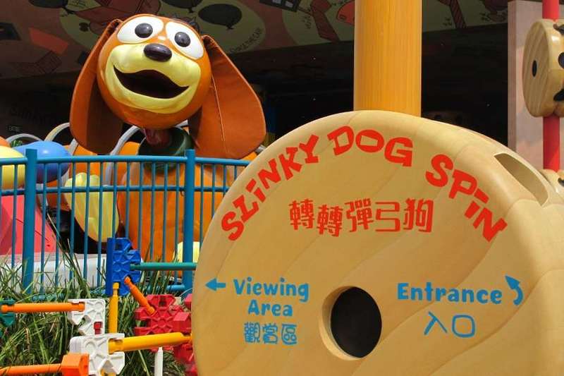 Seru! 'Dikejar Anjing' di Hong Kong Disneyland