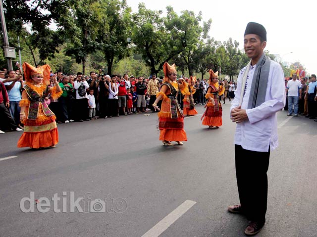 Berbaju Koko, Jokowi Lepas Kirab Budaya