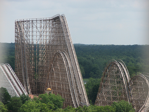 Edan Roller Coaster Kayu Ini Punya Turunan Paling Maut Sedunia