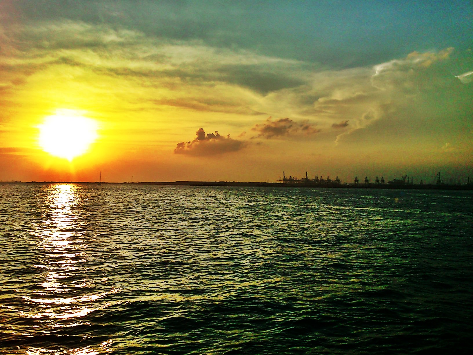 Menangkap Sunset Paling Indah di Selat Malaka