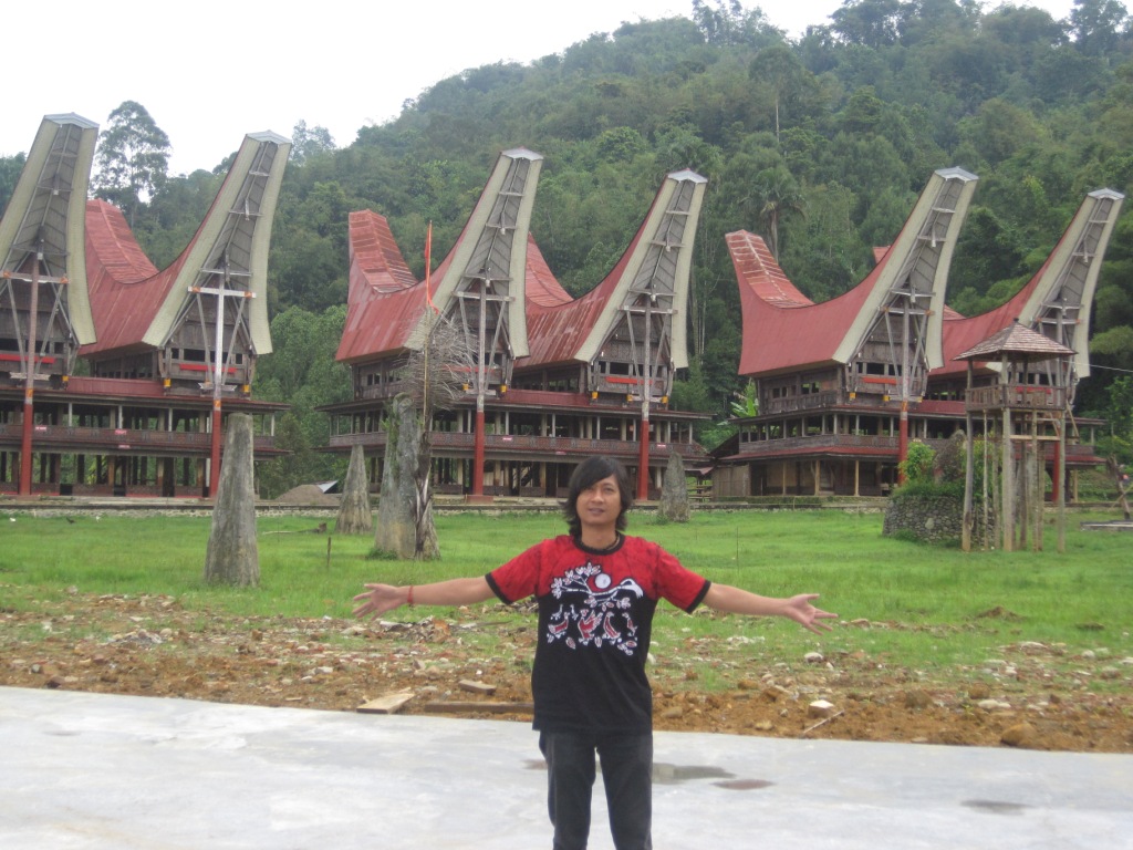 Rumah Adat dan Kuburan Batu Asli dari Tana Toraja Rumah Adat dan Kuburan Batu Asli dari Tana Toraja