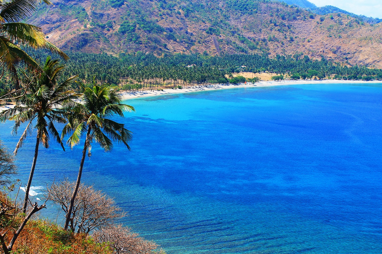 Dari Bukit Ini Pantai Lombok Terlihat Bagai Lukisan