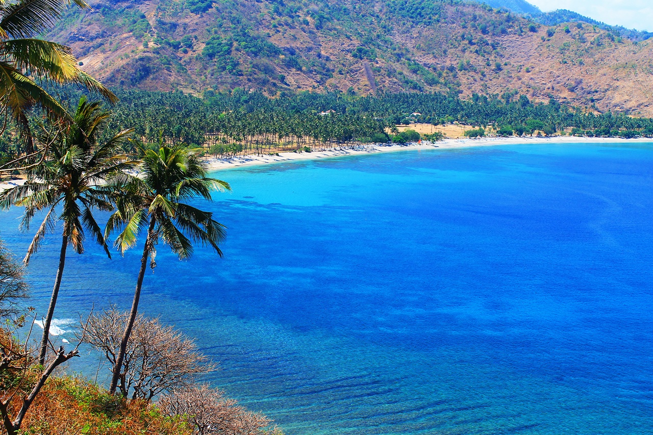 Dari Bukit Ini Pantai  Lombok Terlihat Bagai Lukisan 