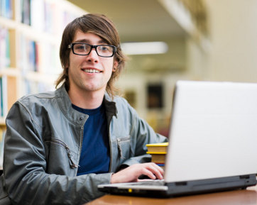 4 Aturan Berpacaran dengan Pria Nerd 4 Aturan Berpacaran dengan Pria Nerd
