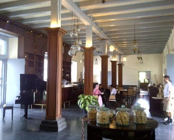 Hangout Bernuansa Vintage  di Resto Indische Koffie Yogyakarta 