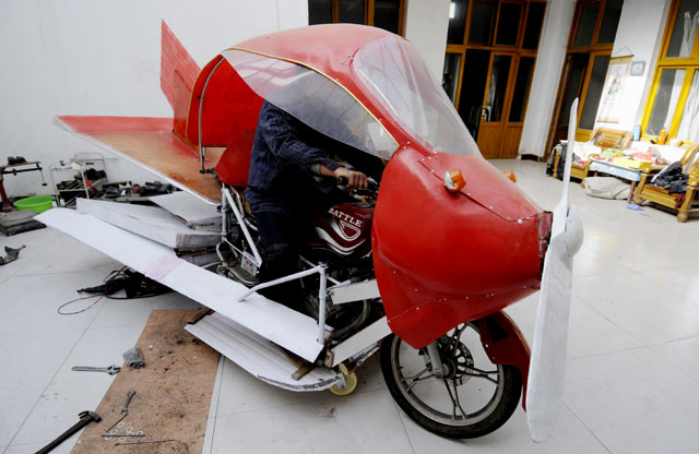 Petani Ini Sulap Sepeda Motor Jadi Pesawat Terbang