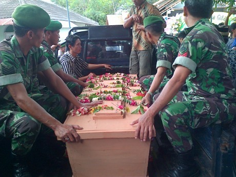 Isak Tangis Warnai Pemakaman 4 Korban Tewas Kecelakaan Tol Cipularang